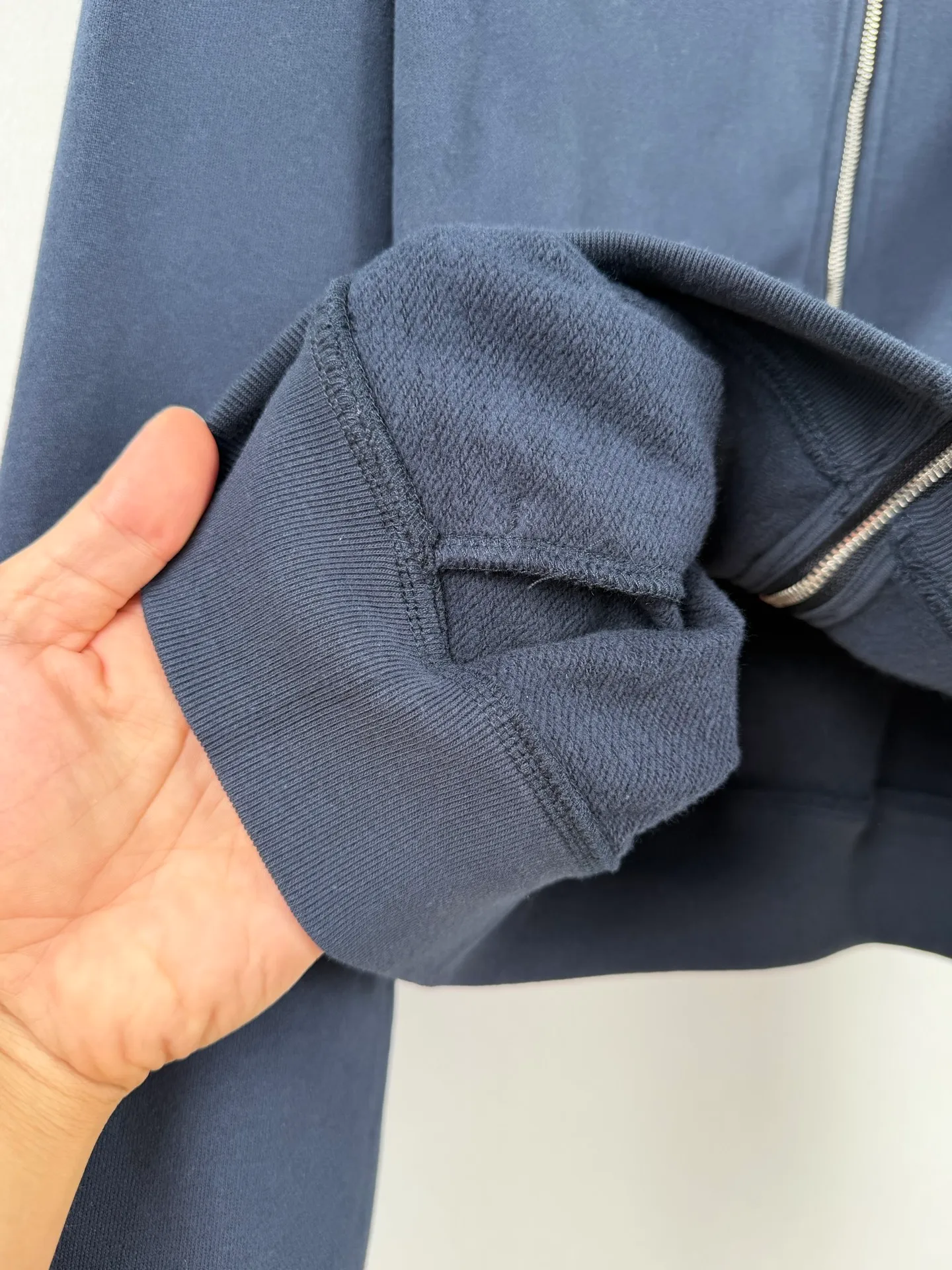 ACNE Studios embroidered logo zipper jacket. Customized cloud velvet double-ply soft cotton. Draped and crisp. The cloud is soft and skin-friendly. It is as quiet and melancholy as the deep sea mist blue. It smudges a collection-level luxury and elegance in silence. The echoing floral embroidery logo on the front and back is embroidered with fine silk thread to create the unique luxury logo totem of Acne Studios. It inherits the minimalist core of Scandinavia and integrates the edge of Retro street trend. The half-zip stand-up collar has a neat and elegant silhouette, redefining the style and aura of light luxury wear. Process 1: Using imported machine embroidery technology, using advanced computer control systems and precision mechanical components to realize the Acne Studios logo work with high precision and smooth and delicate lines. Process 2: The fabrics have been fermented and washed for better hand feel and texture. Not easy to deform, not easy to shrink, not easy to fade, and maintain long-term beauty. Accessories: Customized 1:1 Acne zipper Customized 1:1 Acne trademark Fit: Loose fit Size: S M L XL